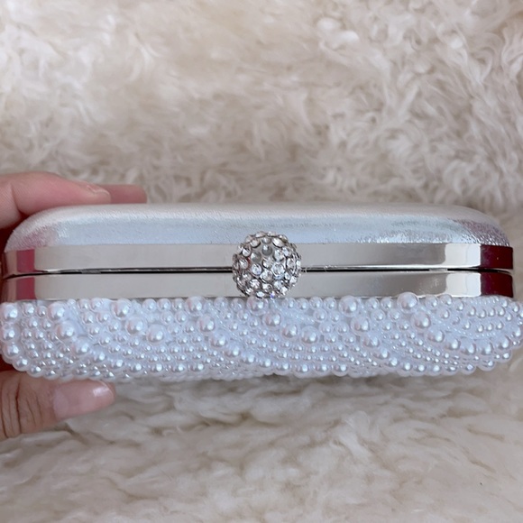 SOLD Pearl beaded clutch with crystal accent - Picture 4 of 4